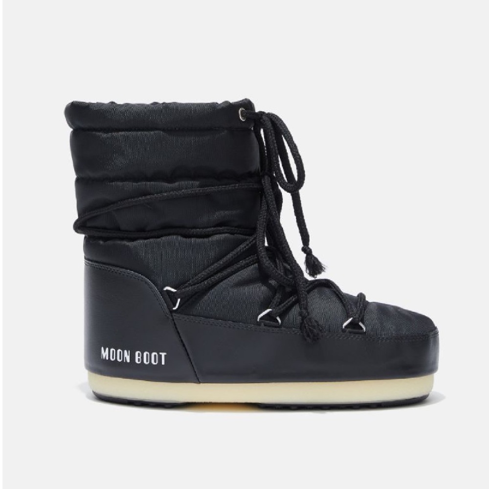Moon Boot lace up low